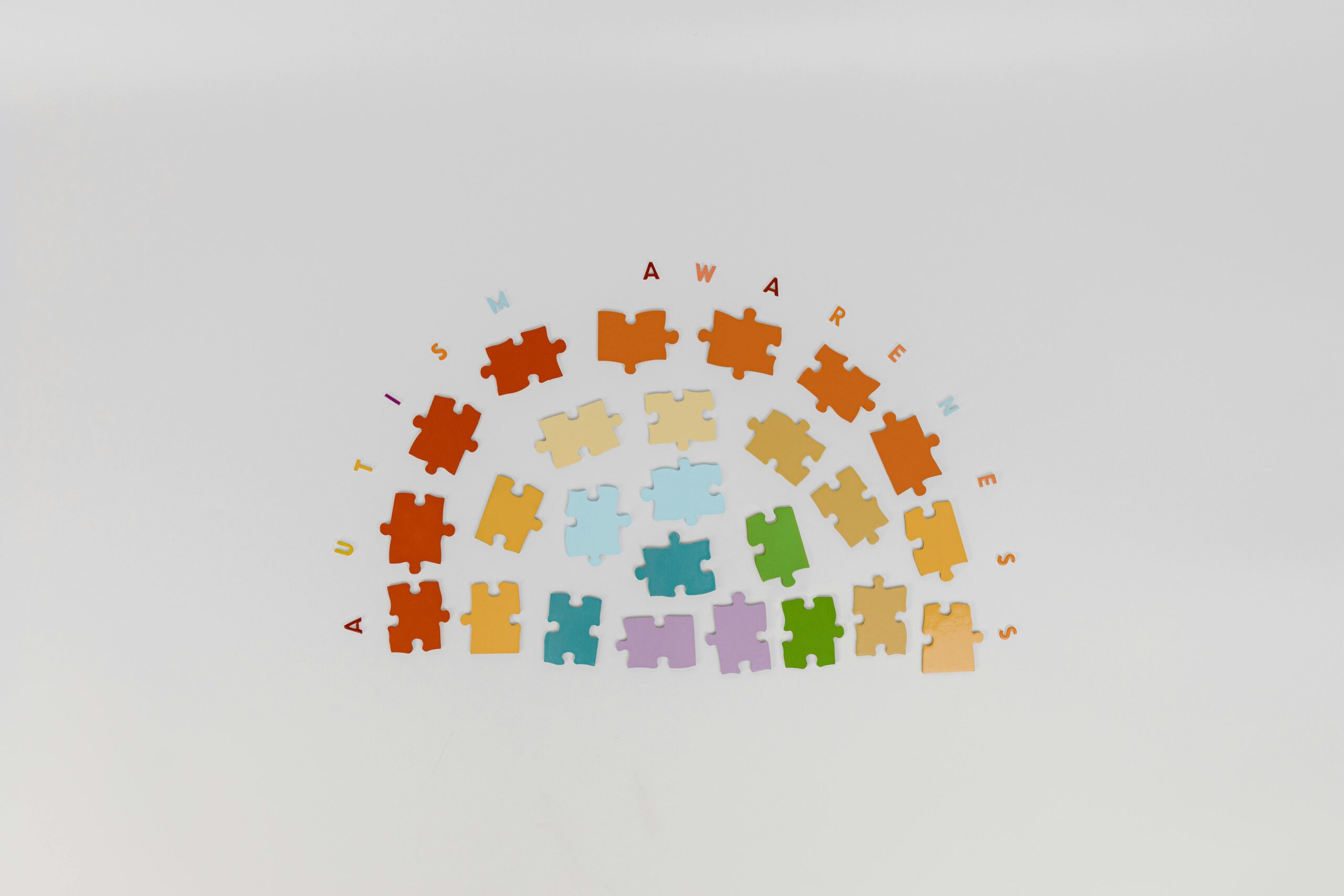 puzzle de colores en forma de arcoíris para la concienciación sobre el autismo y la neurodiversidad